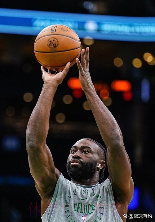 杰伦-布朗关键时刻两罚不中，托哈再中三分砍下25分领先5分